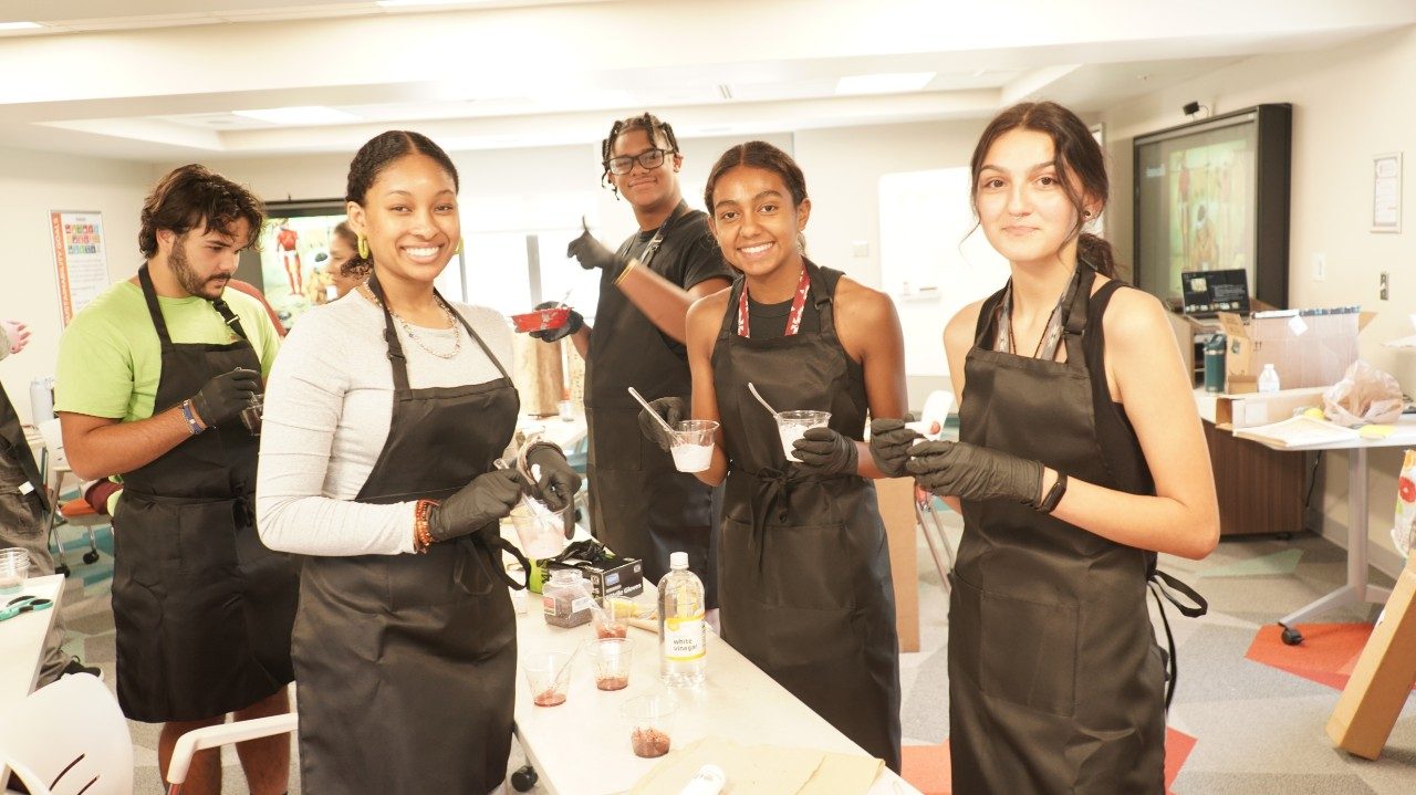 Wa:ǫšpépioį Students Making Ink